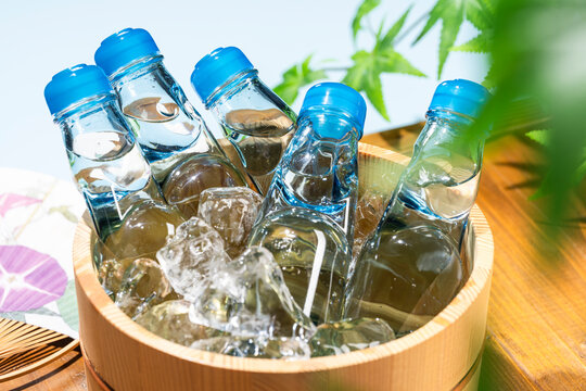 氷で冷やしたガラス瓶のラムネが並ぶ夏の涼