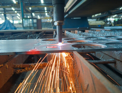 Cutting steel using CNC flame cutting is effective in reducing costs.