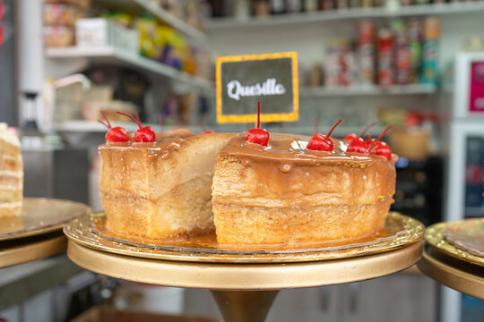 En la pasteler&iacute;a hay un quesillo venezolano cubierto con caramelo y cerezas para el postre.