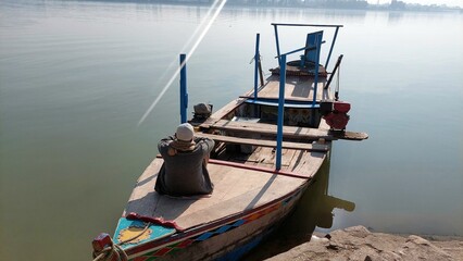 Obraz premium Traditional wooden beri boat floating on Indus River Kalabagh