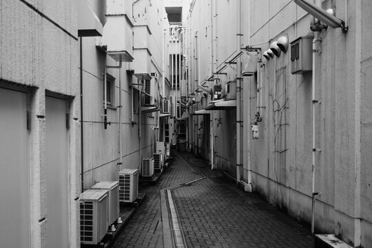 都市の死角となる路地