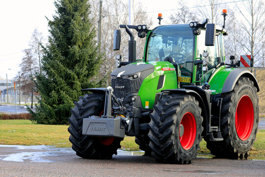 Fendt 728 Vario Gen7 Tractor Parked on a Yard.