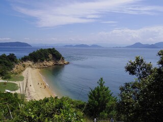 穏やかな風景を持つ海岸の入江と島