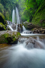 Obraz premium Jumog Waterfall Showcases the Natural Beauty of Karanganyar in Central Java, Indonesia With Flowing Water and Green Surroundings