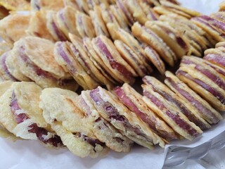 정성을 담아 노릇하게 부쳐낸 한국의 명절 전통 음식 고구마전 추석 설날 차례상 준비