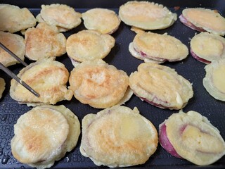 정성을 담아 노릇하게 부쳐낸 한국의 명절 전통 음식 고구마전 추석 설날 차례상 준비