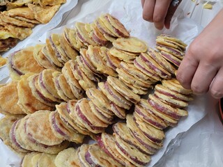 정성을 담아 노릇하게 부쳐낸 한국의 명절 전통 음식 고구마전 추석 설날 차례상 준비