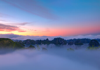 Obraz premium Sunset in the morning on the harbour In Ha long Bay in Vietnam