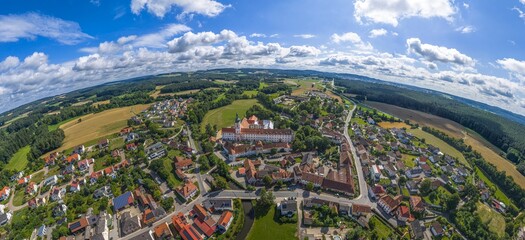 Ausblick auf die Ortschaft Michelfeld bei Auerbach im Kreis Amberg-Sulzbach in Bayern