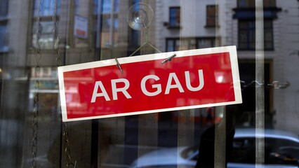closed sign in Welsh