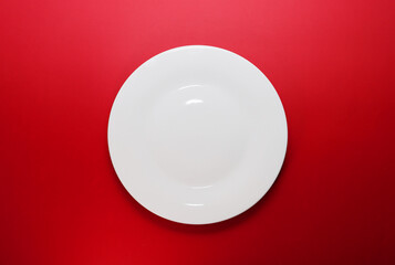白い皿_赤背景