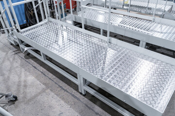 Obraz premium Table en métal robuste dans un atelier, illustrant un espace de travail industriel dédié à la fabrication, à l’assemblage ou à la maintenance.