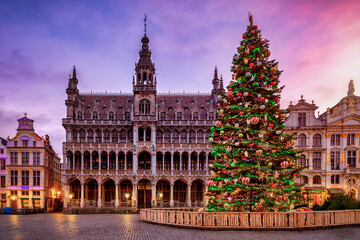 Naklejka premium A beautiful decorated Christmas Tree at the Grand Place in Brussels, Belgium, during a beautiful winter sunrise for the festive season