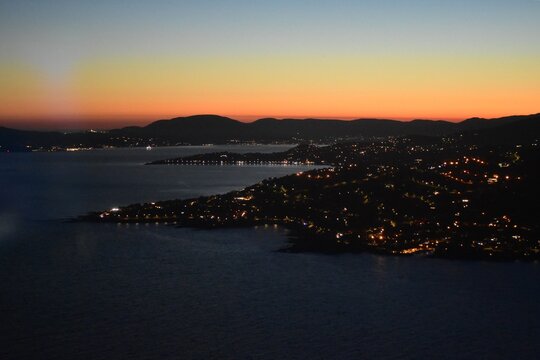 Baie de Saint-Tropez. Photo de nuit prise depuis un avion de tourisme.