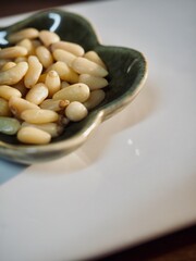 그릇에 담긴 고소한 잣