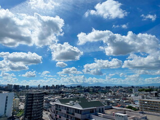 大空に浮かぶ雲と広がる街並み