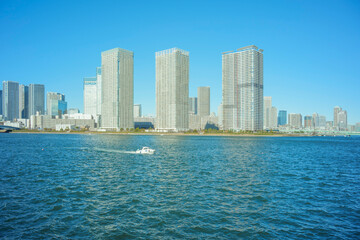 Obraz premium 冬の青空と豊洲から見た晴海 晴海運河 東京都江東区豊洲