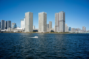 Obraz premium 冬の青空と豊洲から見た晴海 晴海運河 東京都江東区豊洲