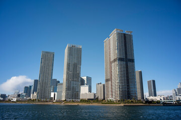 Naklejka premium 冬の青空と豊洲から見た晴海 晴海運河 東京都江東区豊洲