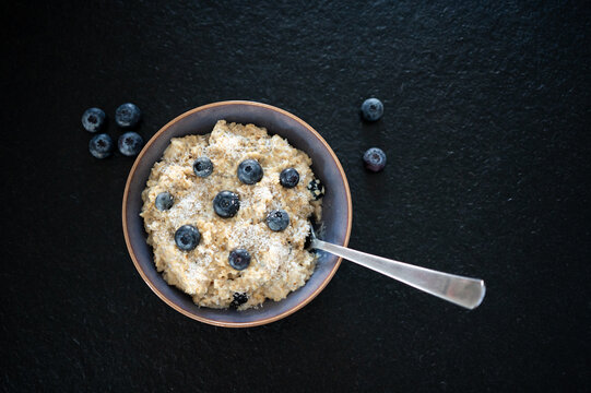 Sch&uuml;ssel mit Porridge. Haferschleim mit Blaubeeren. Gesundes Fr&uuml;hst&uuml;ck 
