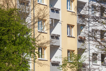 Modernes, monotones Wohngeb&auml;ude im Fr&uuml;hling, Bremen, Deutschland