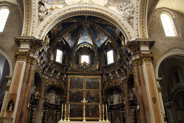 Obraz premium Altar and tabernacle of Valencia Cathedral, featuring historic Gothic and Baroque religious architecture, taken in July 2024.