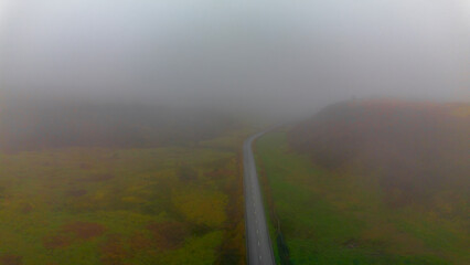 uma estrada numa manh&atilde; de nevoeiro 