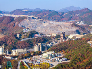 충북 단양군 시멘트채석장과 시멘트공장의 풍경