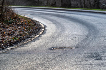 Nasse und glatte Kurve im Winter mit Freiraum für individuelle Anpassungen