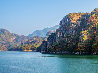 충북 옥순봉과 충주호의 가을 풍경