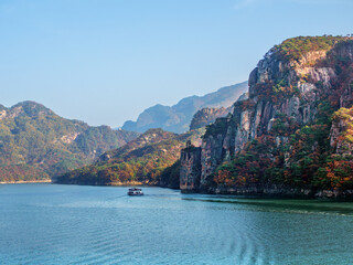 충북 옥순봉과 충주호의 가을 풍경