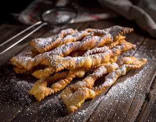 Obraz premium Faworki (chrust, chruściki) - polski przysmak spożywany tradycyjnie w okresie karnawału, szczególnie w Tłusty Czwartek 