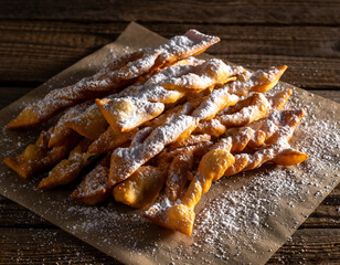 Obraz premium Faworki (chrust, chruściki) - polski przysmak spożywany tradycyjnie w okresie karnawału, szczególnie w Tłusty Czwartek 