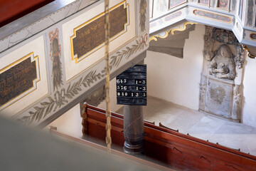 Liedanzeiger in einer Kirche