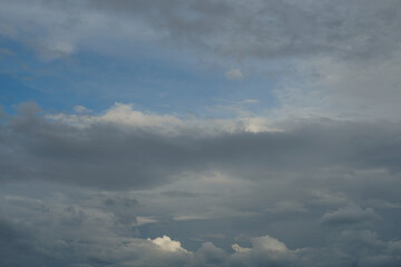 Obraz premium White clouds in the beautiful evening sky