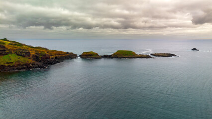 Ilh&eacute;us da Mina na linha costeira de S&atilde;o Sebasti&atilde;o da Ilha Terceira nos A&ccedil;ores 