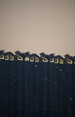 夕焼け空に浮かぶ摩天楼のシルエット