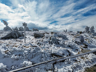 Eislandschaft hoch oben auf dem Brocken im Harz im Monat April, dem h&ouml;chsten Berg in Norddeutschland