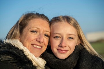 Portrait d'une m&egrave;re et de sa fille, amour familial en ext&eacute;rieur