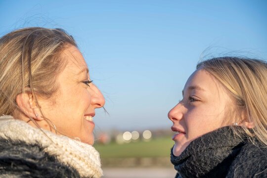 m&egrave;re et fille face &agrave; face les yeux dnas les yeux