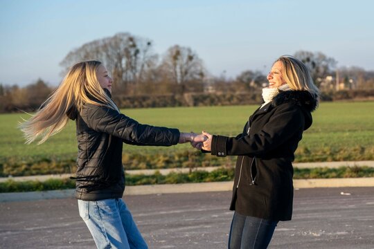 retrouvailles m&egrave;re et fille, bonheur familial, duo en famille