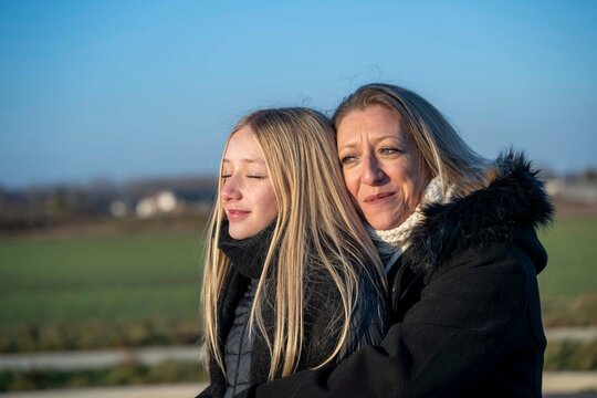 calin entre une m&egrave;re et sa fille une belle journ&eacute;e d'hiver
