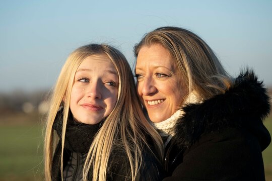 m&egrave;re et fille complice, photo en ext&eacute;rieur en automne