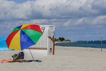 Strand mit Sonnenschirm und Strandkorb