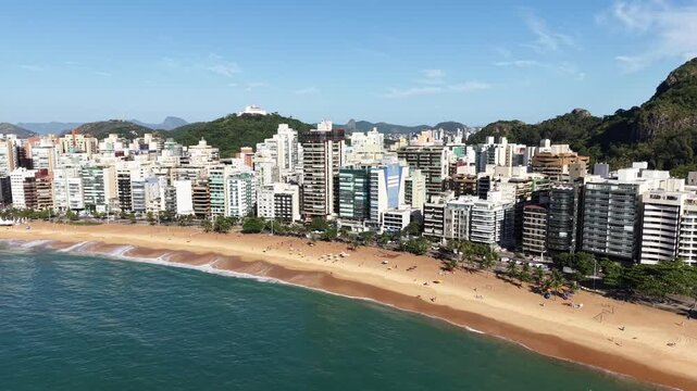 Imagem a&eacute;rea da praia da costa em Vila Velha com o morro do Moreno ao fundo durante um evento esportivo de nata&ccedil;&atilde;o. Esporte aqu&aacute;tico no litoral do Esp&iacute;rito Santo.