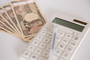 計算機とペンと一万円_斜め