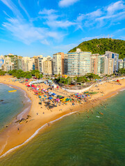 Imagem a&eacute;rea da praia da costa em Vila Velha com o morro do Moreno ao fundo durante um evento esportivo de nata&ccedil;&atilde;o. Esporte aqu&aacute;tico no litoral do Esp&iacute;rito Santo.