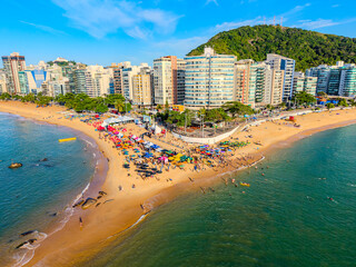 Imagem a&eacute;rea da praia da costa em Vila Velha com o morro do Moreno ao fundo durante um evento esportivo de nata&ccedil;&atilde;o. Esporte aqu&aacute;tico no litoral do Esp&iacute;rito Santo.
