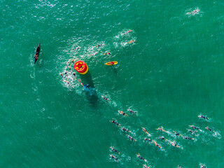 Imagem a&eacute;rea da praia da costa em Vila Velha com o morro do Moreno ao fundo durante um evento esportivo de nata&ccedil;&atilde;o. Esporte aqu&aacute;tico no litoral do Esp&iacute;rito Santo.