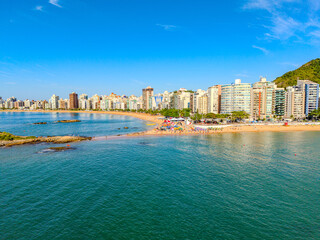 Imagem a&eacute;rea da praia da costa em Vila Velha com o morro do Moreno ao fundo durante um evento esportivo de nata&ccedil;&atilde;o. Esporte aqu&aacute;tico no litoral do Esp&iacute;rito Santo.